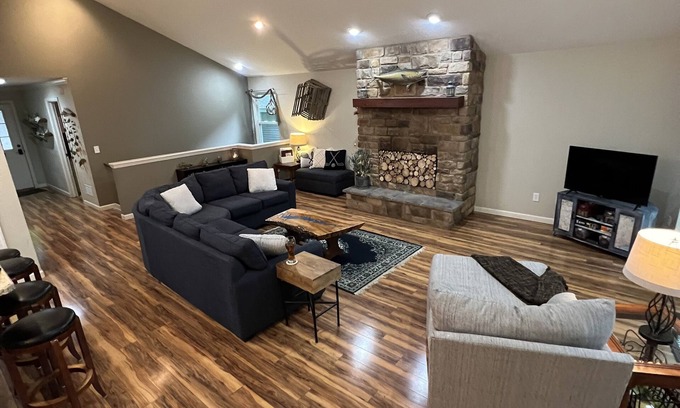 Howard Cottage | Unwind & Reconnect 4 BD/2BA Family Cottage- check in 4pm or later check out 10am