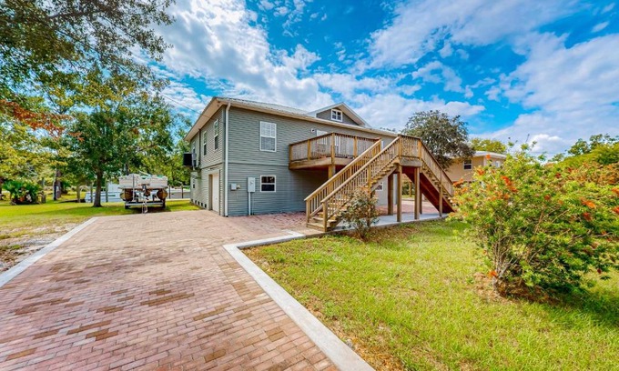 Shoreline Park House | Up a Lazy River