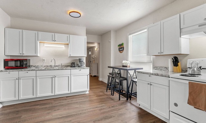 Manitowoc Apartment | Upbeat Apt on Wollmer - 1 Mile to Maritime Museum Manitowoc