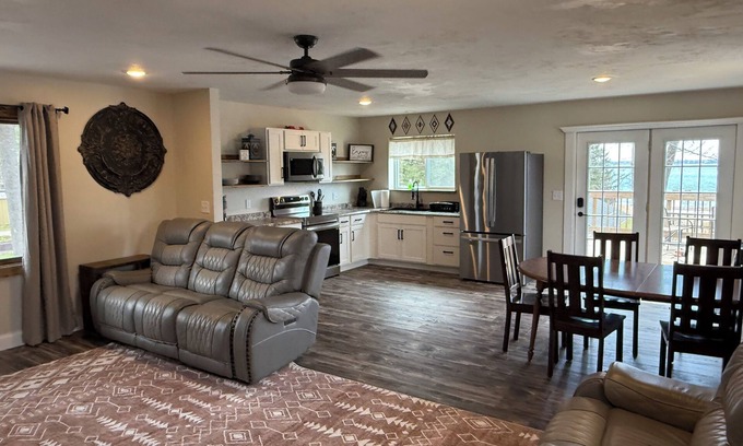 Shawano Condo | Updated 3-bedroom 2nd floor upper unit on shawano lake with pier