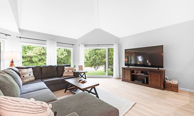 Spinnaker Beachhouses House | Updated 3BR/2BA Spinnaker! Close to Beaches! Pet Friendly! Amenity Cards!