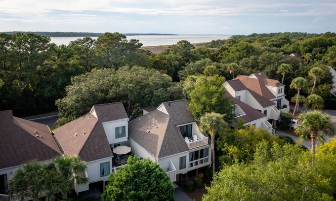 Spinnaker Beachhouses House | Updated, 3BR End Unit Spinnaker w/Beach Boardwalk Access Across Street! Amenity Cards!