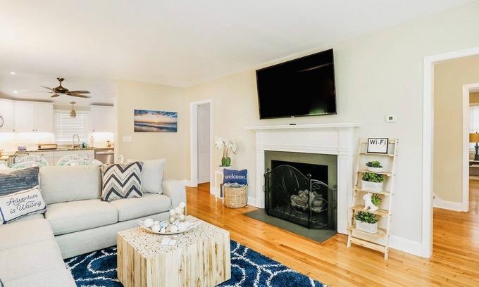 High Point House | Updated 4BR Coastal Farmhouse - Near High Point U & Market - Sleeps 10