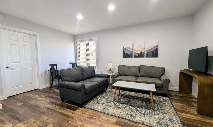 Pella Apartment | Updated apartment at Mid North Flats!