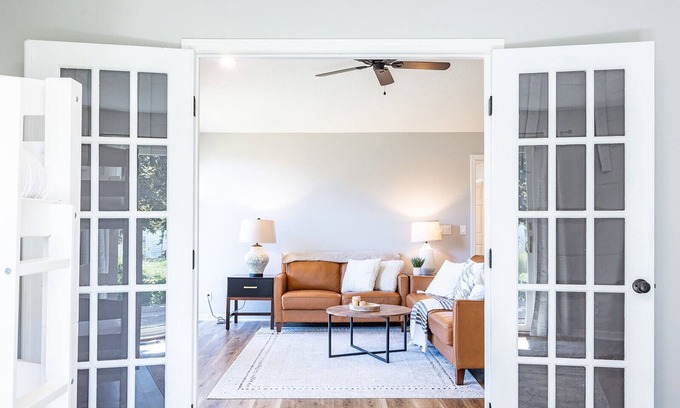 Manteno House | Updated , bright, and modern Manteno Home close to parks