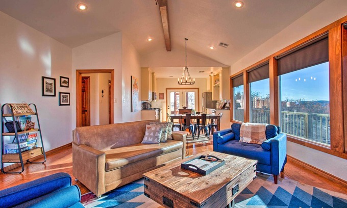 Medicine Park Cabin | Updated Cabin w/360-Degree Mtn View: 1 Mi to Lake