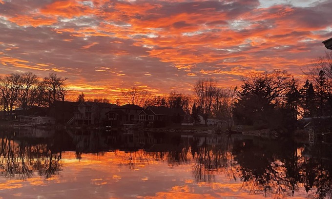 Fond du Lac House | Updated private lake home-minutes from Fond du Lac, 20 minutes from EAA.