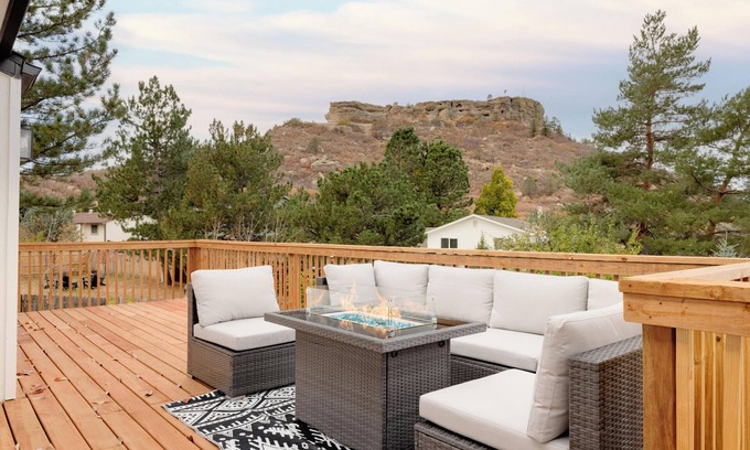 Castle Rock House | Updated & Spacious 5-bedroom house with Views of the Rock and Mountains