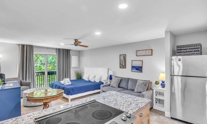 South Beach Condo | UPDATED STUDIO VILLA IN SEA PINES, WALK TO BEACH & SOUTH BEACH MARINA