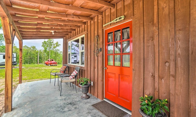 Ozark Cottage | Updated Studio Cabin in Ozark w/Yard & Mtn View