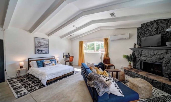 Redding House | Updated Studio near Central Redding w/Hot Tub