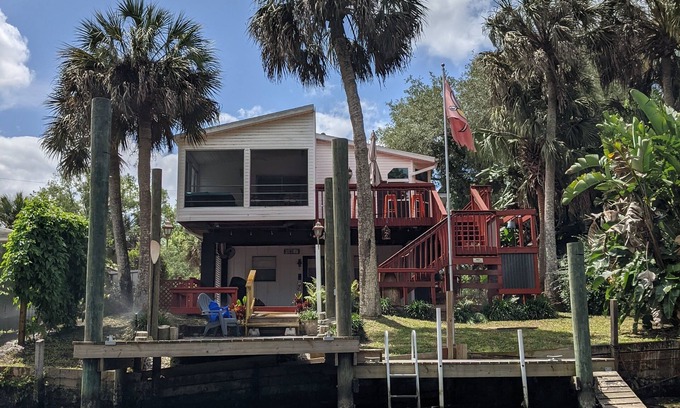 Weeki Wachee Gardens House | Updated waterfront home, great manatee viewing, dock, 5 minute paddle to river!