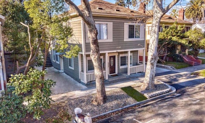 Midtown Sacramento Apartment | Upscale 1890s Historic Apartment