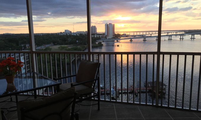 East 1st Street Condo | Upscale 9th Floor Water-Front 3 Br Condo In Downtown Fort Myers: 30 day minimum