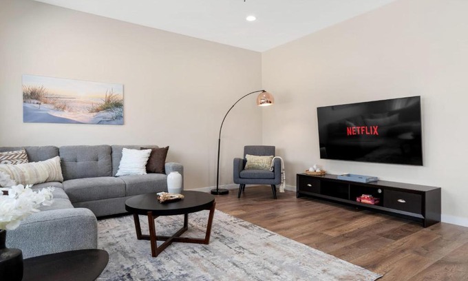 Sacramento Villa | Upscale and Charming 3 Bedroom Home with King Bed