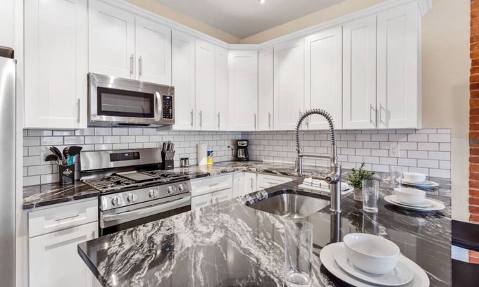 Shadyside Apartment | Upscale Double King Bed Suite ~ Steps from Walnut!