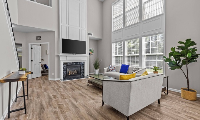 Provincetowne House | Upscale Family Home in Prime Reavencrest Location