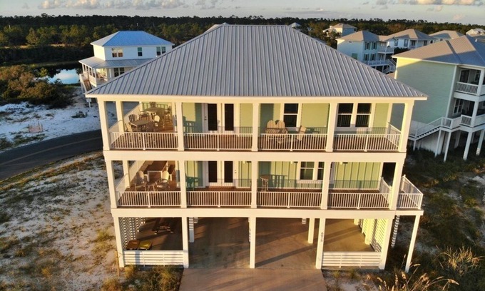 Morgantown House | Upscale home w/pools, tennis & views