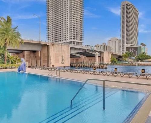 Hallandale Beach Apartment | Upscale Resort 4 Bedrooms 3 bath