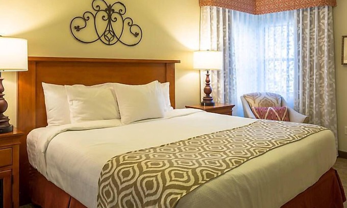 Cibola Vista Resort | UpScale Resort with Outdoor Heated Pool with a waterslide and a poolside bar, tennis court and gym