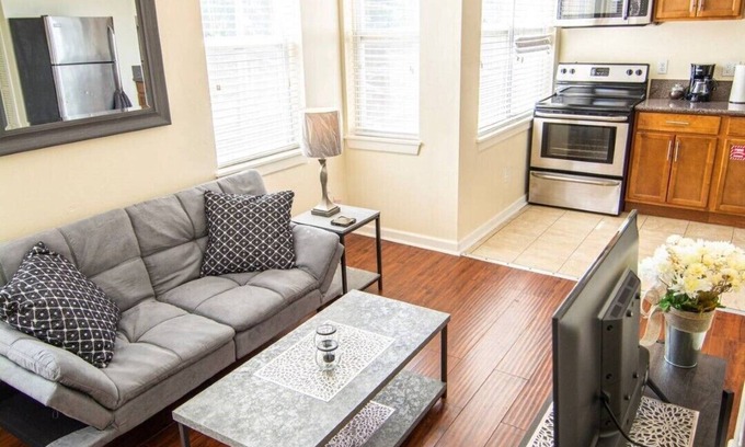 Midtown Apartment | ✅ Uptown 23rd District ☘ Walkable80 & Fast WiFi