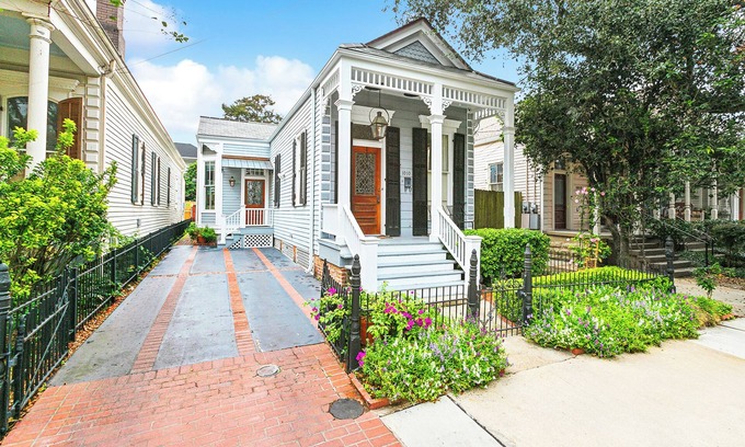 Audubon House | Uptown Carriage House 900 ft to Magazine & 3 Blocks to Mardi Gras Parade Route
