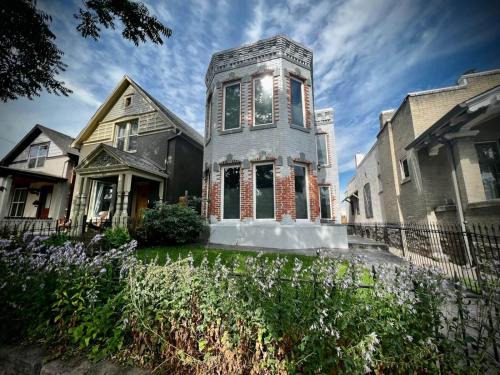 Lincoln Park House | UPTOWN CASTLE - CITY VIEWS - THEATER & CONVENTION DISTRICT!