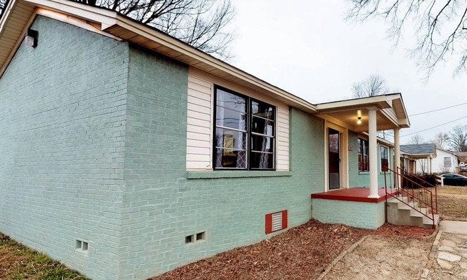 Little Rock House | Urban chic and comfortable w/garage parking