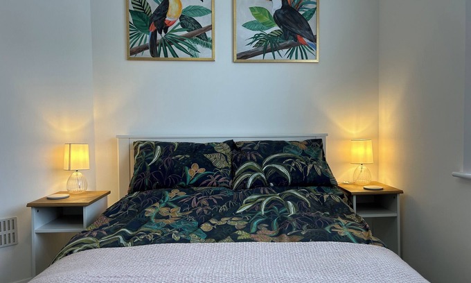 Portswood Apartment | Urban Escape: Modern Retreat Near Uni & Hospital