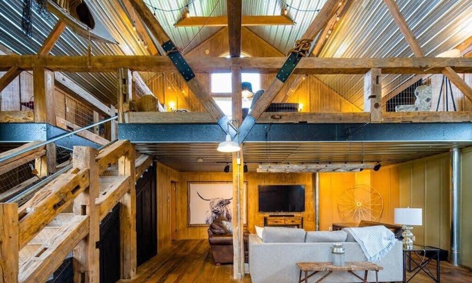 Appleton House | Urban Farmstead & Game Barn - Appleton Getaway!