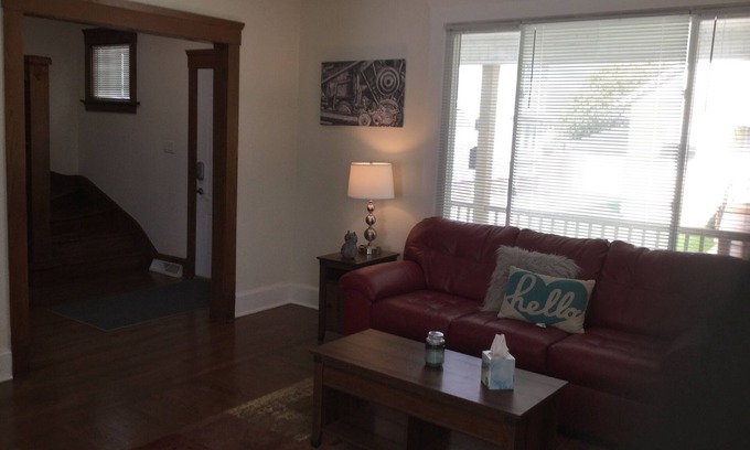 Racine House | Urban! Professionally Cleaned, Self Check In - Sleeps 10