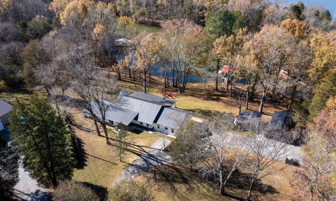 Gallatin House | Urban Rustic Lakeside Retreat with Dock, Sleeps 20