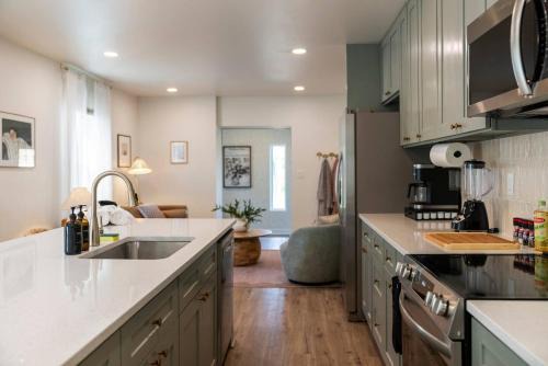Clintonville Apartment | Stunning 2 BR - Parking and Walk to Park