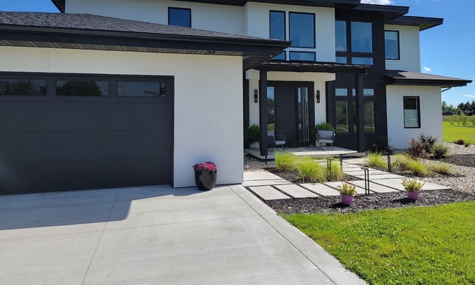 Custer House | US Senior Open-ready. Large capacity with heated pool & hot tub.