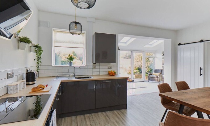 Ainley Top House | uSnooz | Spacious Huddersfield Home close to M62