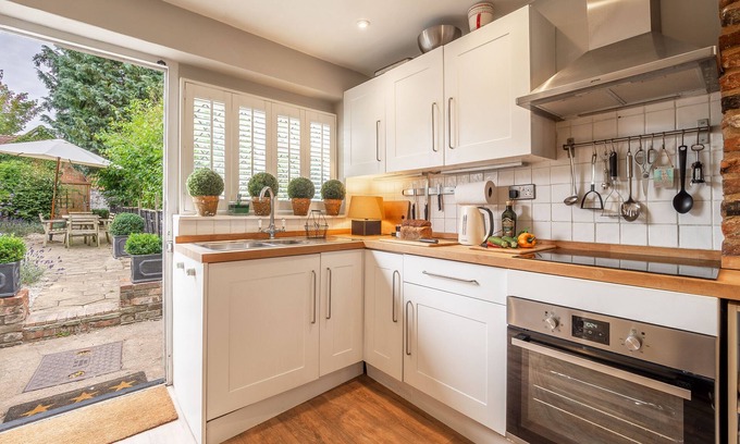 Long Melford Apartment | Utterly divine romantic retreat in brilliant village - Tudor Cottage