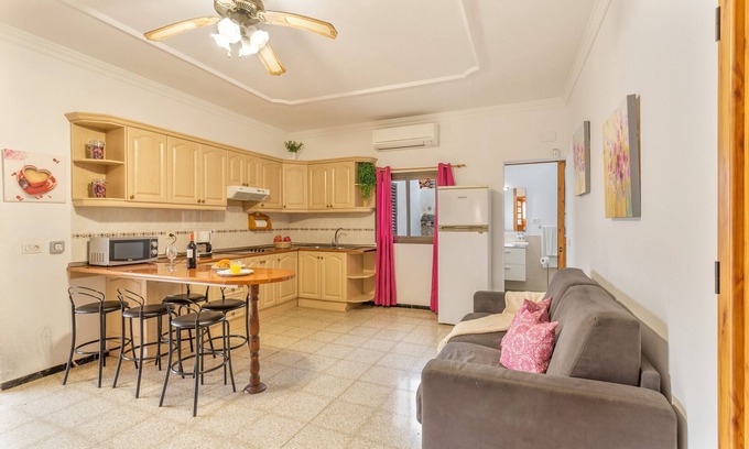 San Bartolome de Tirajana House | Vacation Home 'Vivienda 1' with Mountain View, Shared Pool and Private Terrace