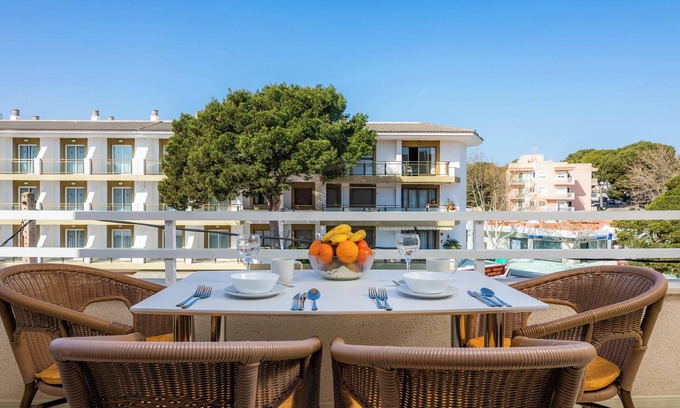 Es Pelats Apartment | Vacation Apartment Casa Laura with Wi-Fi, Balcony & Garden