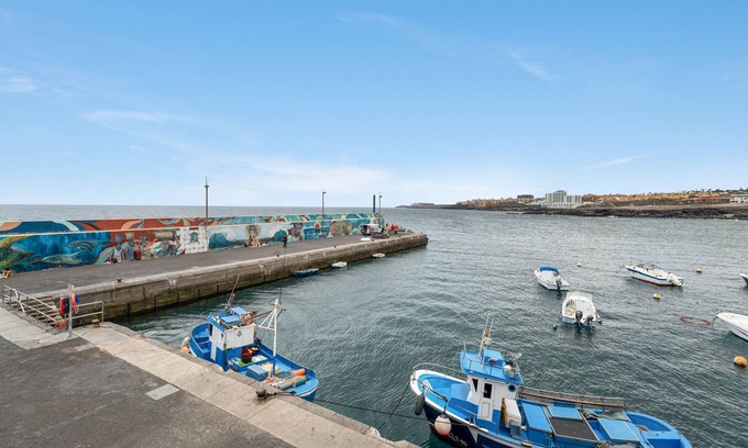 Los Abrigos Apartment | Vacation Apartment 'Los Abriguitos' with Mountain View, Balcony and Wi-Fi