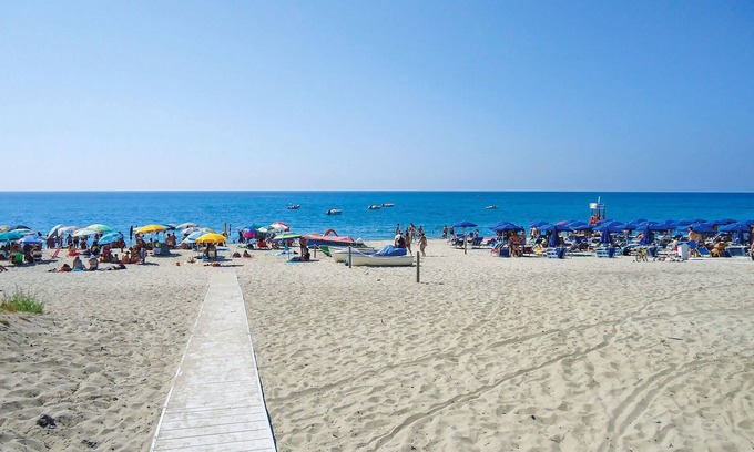 Pizzo Apartment | Vacation apartment on the second floor with large communal pool, a few meters from the sea.