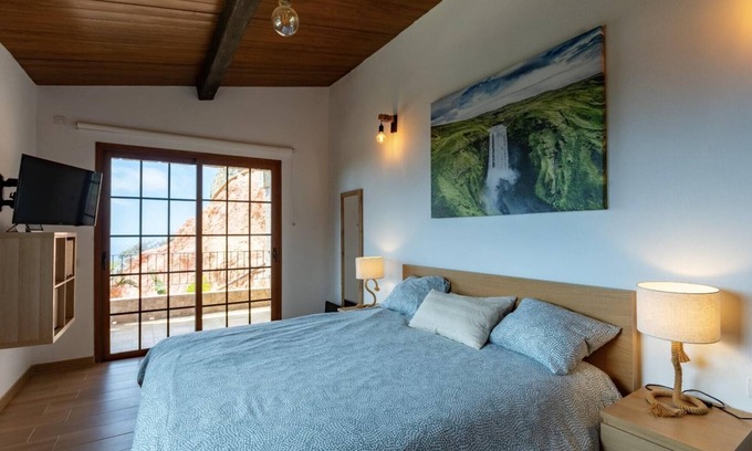 Arico House | Vacation Home 'Bencomo' with Sea View, Shared Pool and Wi-Fi