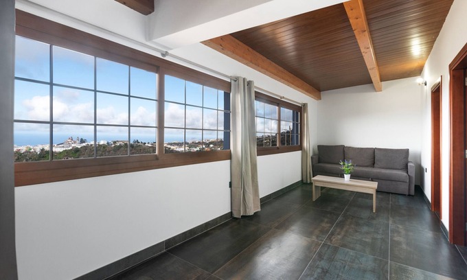 Santa Maria de Guia de Gran Canaria House | Vacation Home 'El Mirador 2' with Sea View, Wi-Fi and Air Conditioning