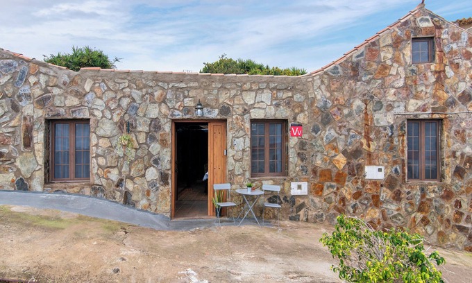 El Risco House | Vacation Home 'El Patio Canario' with Sea View, Private Terrace and Wi-Fi