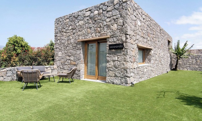 Telde House | Vacation Home 'Jacaranda - Finca La Suerte Grande' with Mountain View & Shared Pool