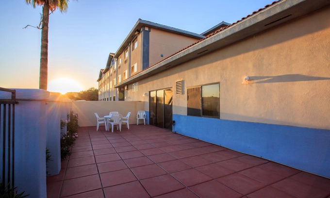 Green Valley Hotel | Vagabond Inn Executive - Green Valley