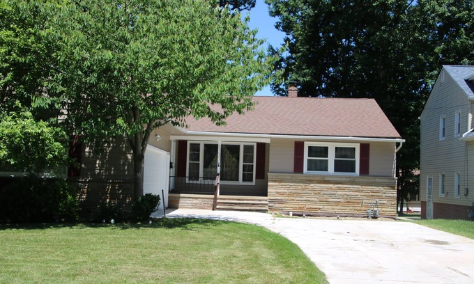 Richmond Heights House | Valley Creek Place, A Charming 3-bedroom home with a Creek view & Wi-Fi