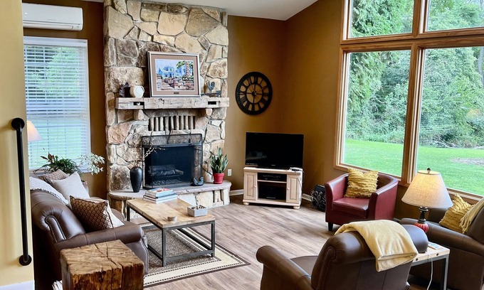 Perrysville House | VALLEY VIEW COTTAGE Secluded Mohican Area, Treehouse, Pizza Oven, Pond