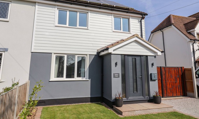 Mount Bures House | VALLEY VIEW, pet friendly, with hot tub in Pebmarsh