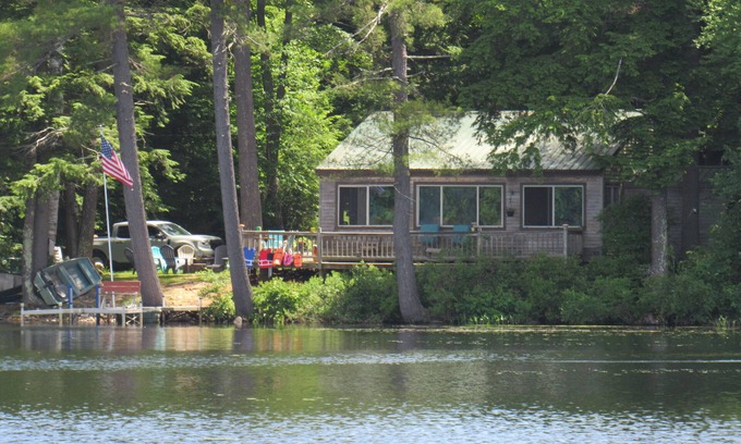 Pittsfield House | Vasha is a cozy pet-friendly lake house for relaxing in a secluded location.