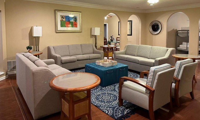 Southaven House | Vast Lake Front Estate with Pool and Garden in Greater Memphis